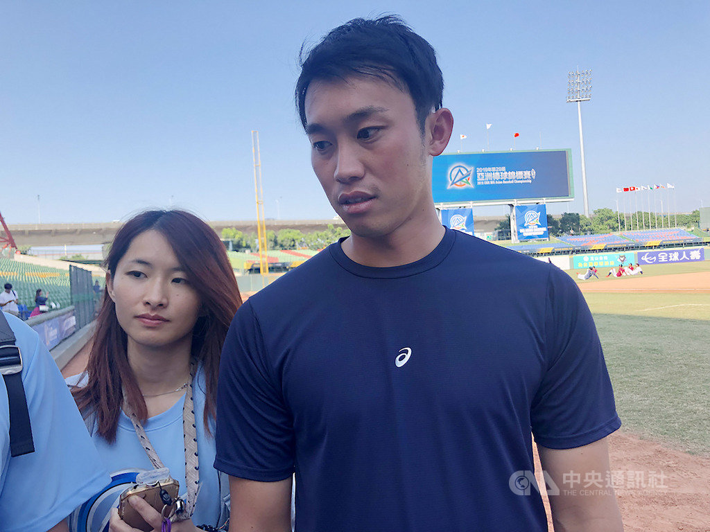 2019亞洲棒球錦標賽日本隊投手岡野祐一郎(右),17日在日本職棒選秀會上獲球隊指名,他18日受訪表示,很開心獲得球隊青睞。中央社記者謝靜雯攝 108年10月18日