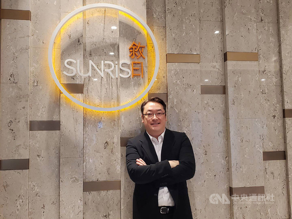 六福(2705)旗下台北六福萬怡酒店位處南港,會展人流與商務客挹注住房,萬怡也透過調整菜單,提升館內自助餐廳客單價。圖為六福萬怡酒店總經理周復華。中央社記者江明晏攝 108年10月18日