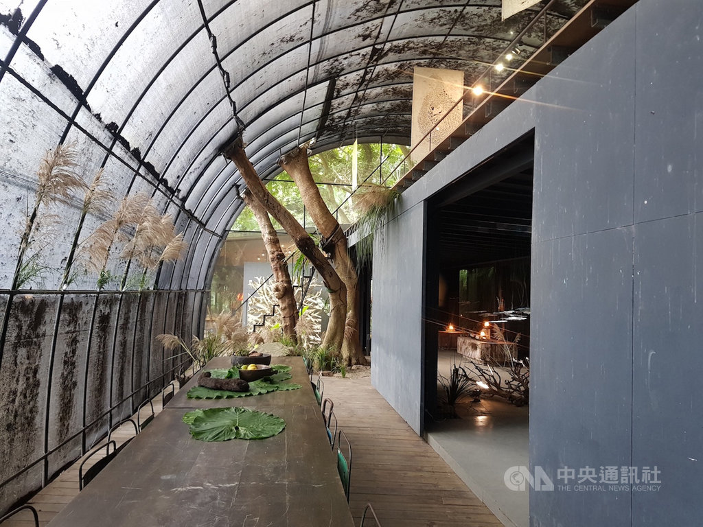 離台北市區不遠、位在山林近郊的「少少原始感覺研究室」,近日舉辦期間限定的「島嶼秘境」展,把森林打造成一個巨大的溫室。中央社記者鄭景雯攝 108年10月18日