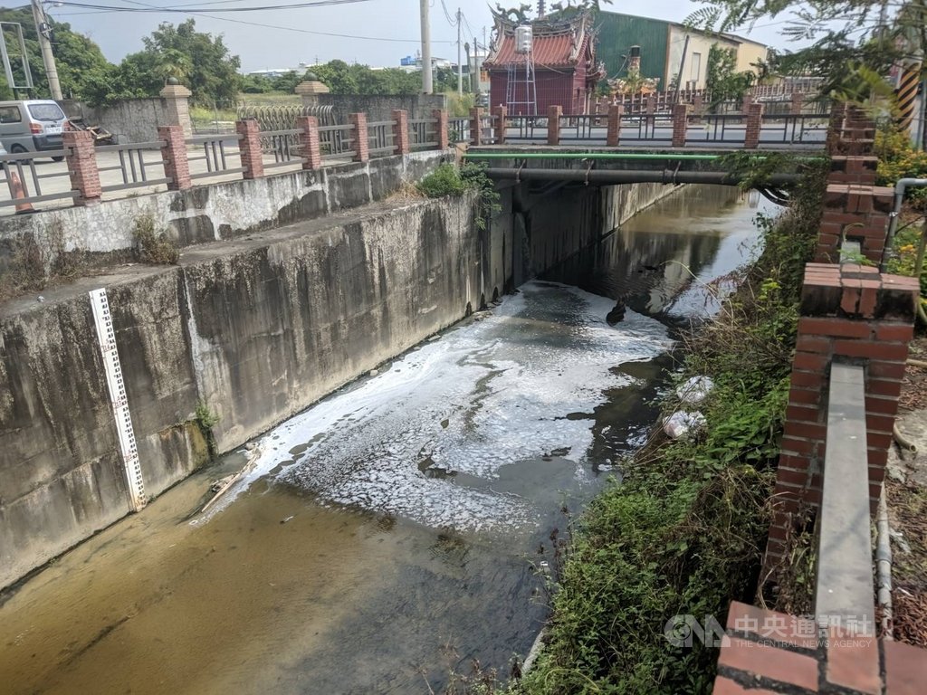 高雄市鳳山溪上游鳳山圳遭排放大量廢水污染,高雄市政府環保局17日稽查發現,廢水源頭為鳥松區一家食品工廠,將依法裁處開罰。(高雄市環保局提供)中央社記者程啟峰高雄傳真 108年10月18日