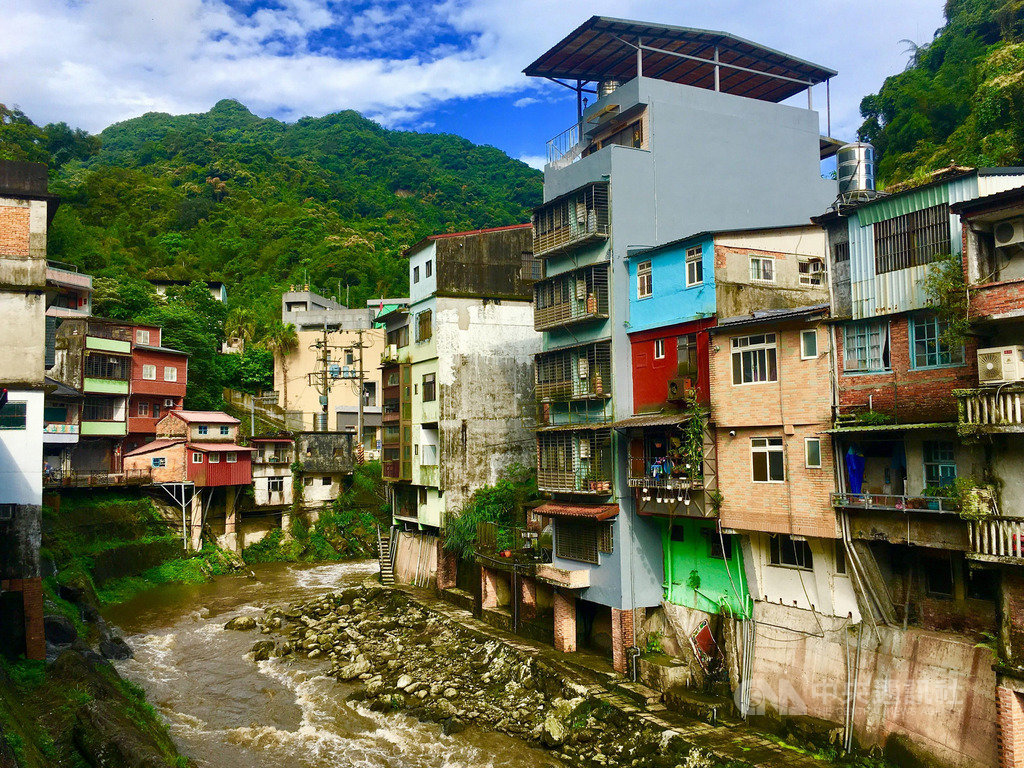 新北市府觀光旅遊局18日推廣秋冬旅遊行程,石碇也是主打遊程之一。俗稱老街的石碇東街,是目前全台碩果僅存的不見天街,房屋密集懸空在河床上,靠柱子支撐成「吊腳樓」的特殊風景。(林淑芳提供)中央社記者黃旭昇新北市傳真 108年10月18日