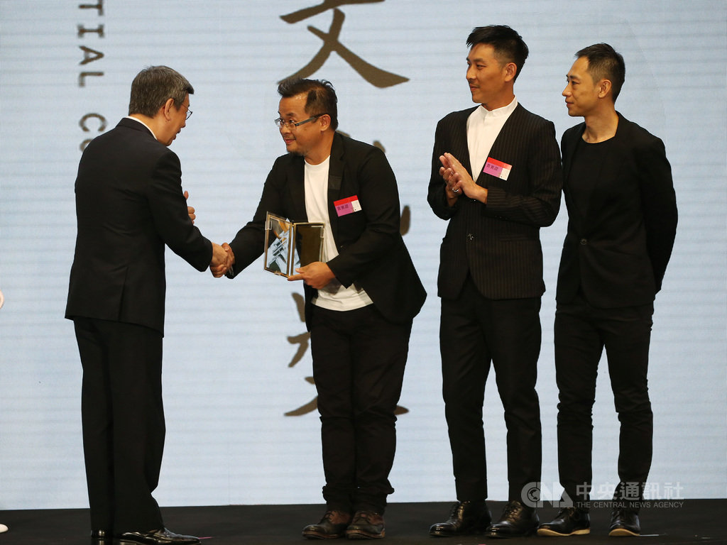 第10屆總統文化獎頒獎典禮18日晚間在台北舉行,副總統陳建仁(左)出席與會,並頒發獎座給本屆青年創意獎得主「豪華朗機工」,團隊成員登台領獎並向陳副總統握手致意。中央社記者鄭傑文攝 108年10月18日