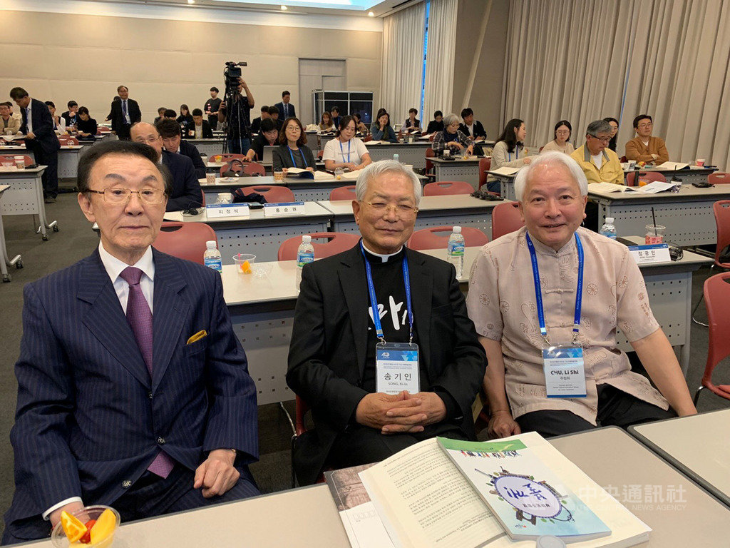 韓國「釜馬民主抗爭紀念財團」理事長宋基寅神父(中)18日在釜山會展中心舉行「記憶1979釜馬民主抗爭」國際學術研討會上,與知韓文化協會執行長朱立熙(右)相見歡。圖左為前釜山市長文正秀。(朱立熙提供)中央社記者姜遠珍首爾傳真 108年10月18日