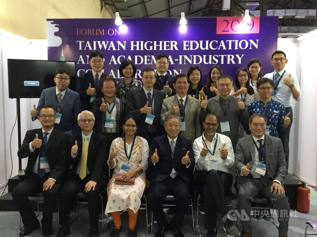 高雄醫學大學醫化系與印度理工學院(IIT)久德浦爾分校18日簽署博士雙聯學位協議,與會者合影比讚。(高雄醫學大學醫化系提供)中央社記者康世人孟買攝 108年10月18日
