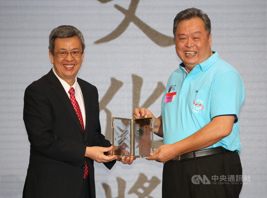 2019第10屆總統文化獎頒獎典禮18日晚間在台北舉行,副總統陳建仁(左)出席與會,並頒發獎座給今年在地希望獎得主方荷生(右)。中央社記者鄭傑文攝 108年10月18日