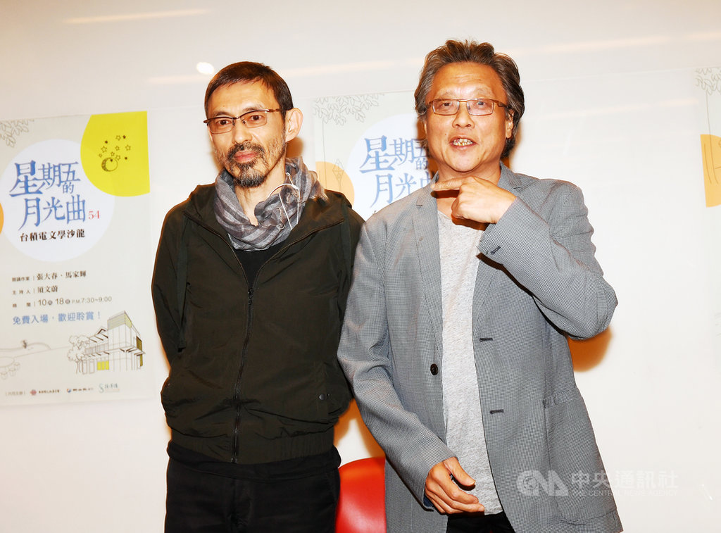 作家張大春(右)、馬家輝(左)18日晚間在台北孫運璿科技人文紀念館出席「星期五的月光曲─台積電文學沙龍」對談活動,暢談小說中的江湖。中央社記者施宗暉攝 108年10月18日