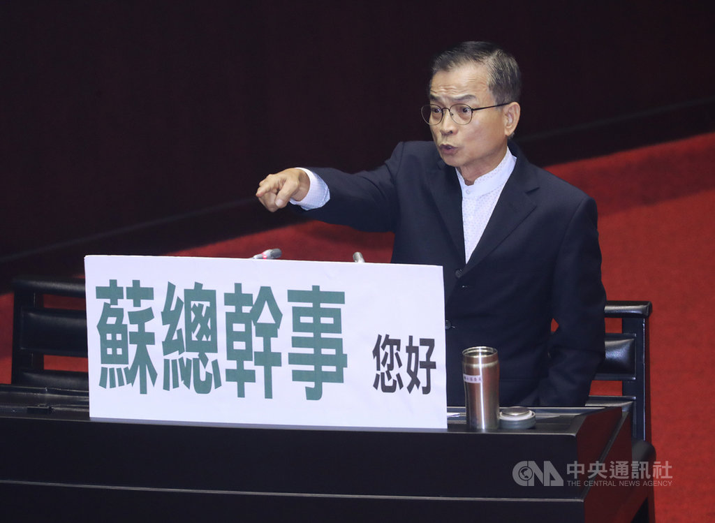 立法院會18日進行施政總質詢,國民黨立委賴士葆(圖)一開頭就問行政院長蘇貞昌,最近是不是吃飯都配「彈藥」,一再攻擊國民黨總統參選人韓國瑜;在他心中,蘇貞昌把自己降格,就像總統蔡英文的競選總幹事。中央社記者裴禛攝 108年10月18日