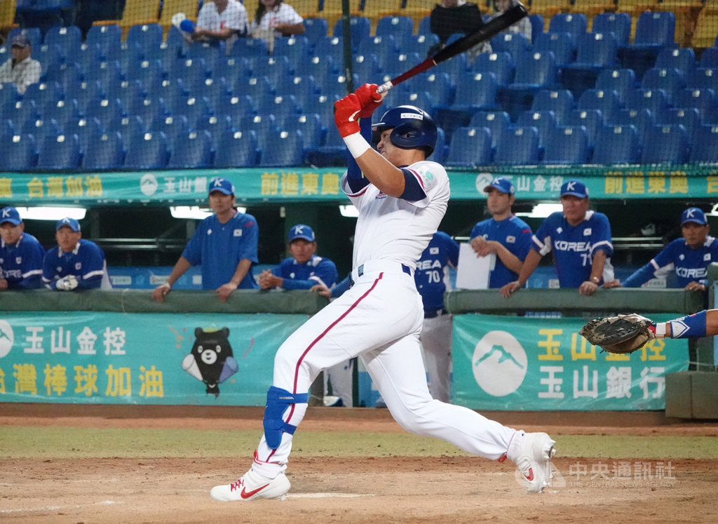 具美職大聯盟資歷的野手林子偉、張育成(圖)回台打亞錦賽,首戰對日本打擊沒有好發揮,隊長陳偉志透露2人也很心急,不能出賽時會特打訓練。中央社記者謝靜雯攝 108年10月18日