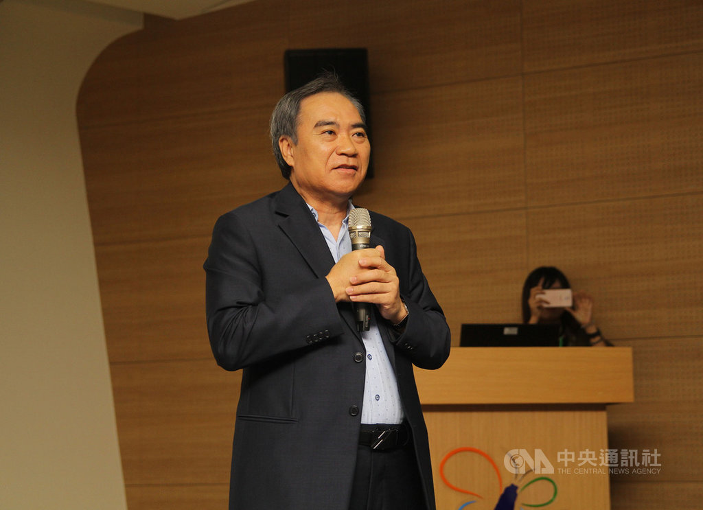 嘉義縣政府18日舉辦「早期療育區域性服務成果分享與觀摩」活動,副縣長吳容輝(前)表示,依社會局提供的資料,遲緩兒經過治療,其中25%會得到良好的改善,未來可達到30%的目標。(嘉義縣政府提供)中央社記者蔡智明傳真 108年10月18日