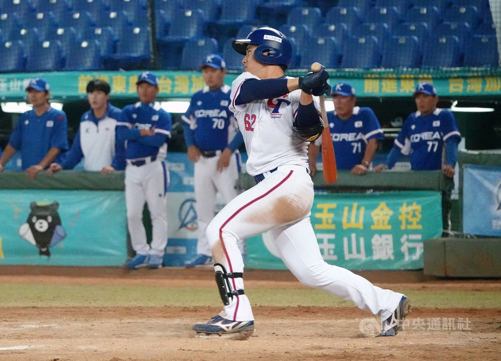 2019亞錦賽中華隊隊長由台電隊野手陳偉志(前)擔任,陳偉志國際賽經驗豐富,他也透露,旅美好手林子偉、張育成有大聯盟資歷光環,自我要求也很高,外界特別關注,覺得他們打好應該,「他們球技上的表現,比我們好太多了,不需要懷疑自己」。中央社記者謝靜雯攝 108年10月18日