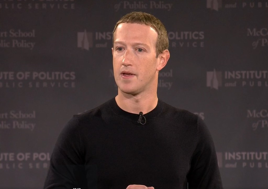 臉書執行長祖克柏(Mark Zuckerberg)致力進入中國市場,卻始終無法拿到「入場券」,他17日出席美國喬治城大學演講時,直接點名批評中國影音App「抖音」會配合政府審查。圖為祖克柏在喬治城大學演講時的畫面。(圖取自facebook.com/zuck)