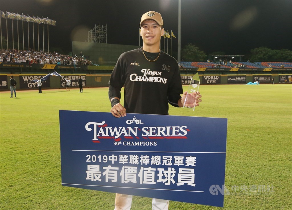 中職Lamigo桃猿隊野手林立在2019總冠軍賽總計敲3轟、系列賽打擊率高達5成20,獲選系列賽最有價值球員(MVP);林立說,心態進步是重點,球隊拿下冠軍,他也才真正放下壓力。中央社記者張新偉攝 108年10月18日