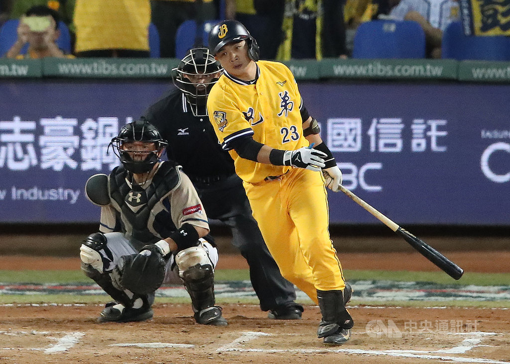 中職中信兄弟隊「恰恰」彭政閔(右)季前宣布今年球季後結束球員生涯,整年球迷、媒體幫他倒數,17日在洲際棒場的總冠軍賽第5戰,9局上場打擊敲出右外野方向飛球出局,球隊要回這顆別具意義的球,因為這個出局數,就是彭政閔球員生涯最後一個打席。中央社記者張新偉攝 108年10月18日