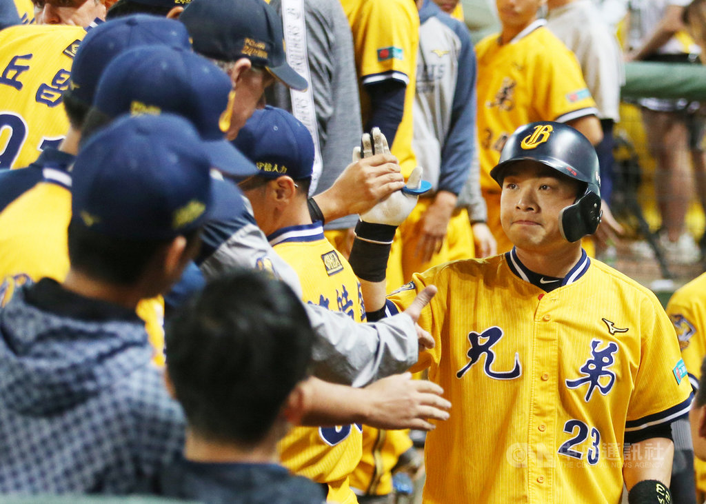 走過19年職棒球員生涯,中職中信兄弟隊「恰恰」彭政閔(右)17日結束總冠軍賽9局最後一個打席後,也正式告別球員身分。圖為彭政閔打擊結束後,回到休息區與隊友擊掌致意。中央社記者張新偉攝 108年10月18日