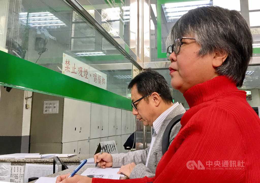 媒體人黃光芹(前)與前民進黨立委賴坤成(後)18日到新北地檢署控告國民黨總統參選人韓國瑜妨害名譽,要求韓國瑜說明演講造勢場合中所指稱的「名嘴拿黑錢」的名嘴是誰。中央社記者黃旭昇新北攝 108年10月18日