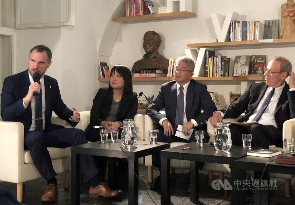 布拉格市長賀瑞普(左起)、台灣民主基金會副執行長陳婉宜、外交部次長徐斯儉、美國國家民主基金會總裁葛希曼當地時間16日出席哈維爾圖書館一場以台灣為主題的研討會。中央社記者林育立布拉格攝 108年10月18日