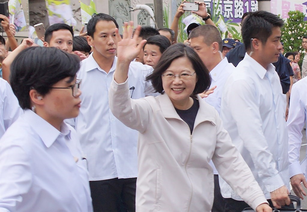 總統蔡英文(前中)18日南下高雄,走訪前鎮區鎮南宮等多處宮廟,沿途受到民眾熱烈歡迎。圖為蔡總統從鎮南宮離去時,向現場支持群眾揮手致意,展現親民作風。中央社記者程啟峰高雄攝 108年10月18日