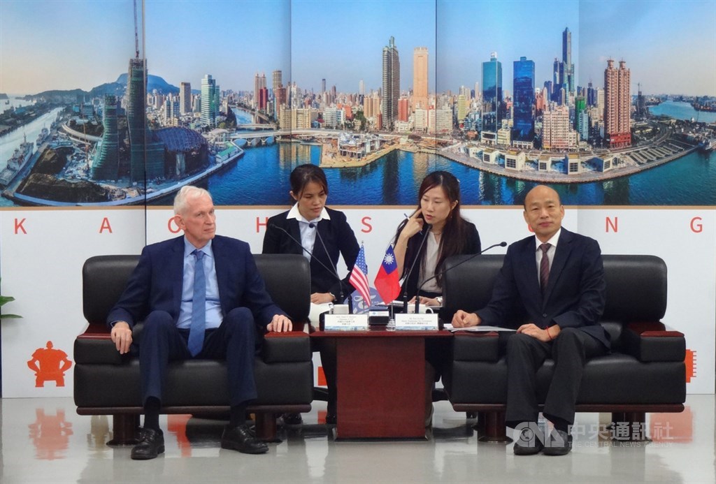 高雄市長韓國瑜(前右)18日與美國在台協會(AIT)主席莫健(James Moriarty)(前左)會面。莫健表示,美台關係是「台灣關係法」40年前設立以來最強健的時期。中央社記者陳朝福攝 108年10月18日