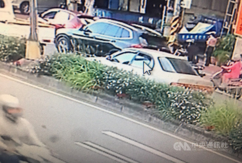 國民黨桃園市議員劉安祺服務處的玻璃17日遭2名男子持空氣槍射擊,中壢警方隨即調閱監視器,循線找到涉案男子。(中壢警分局提供)中央社記者邱俊欽桃園傳真 108年10月18日