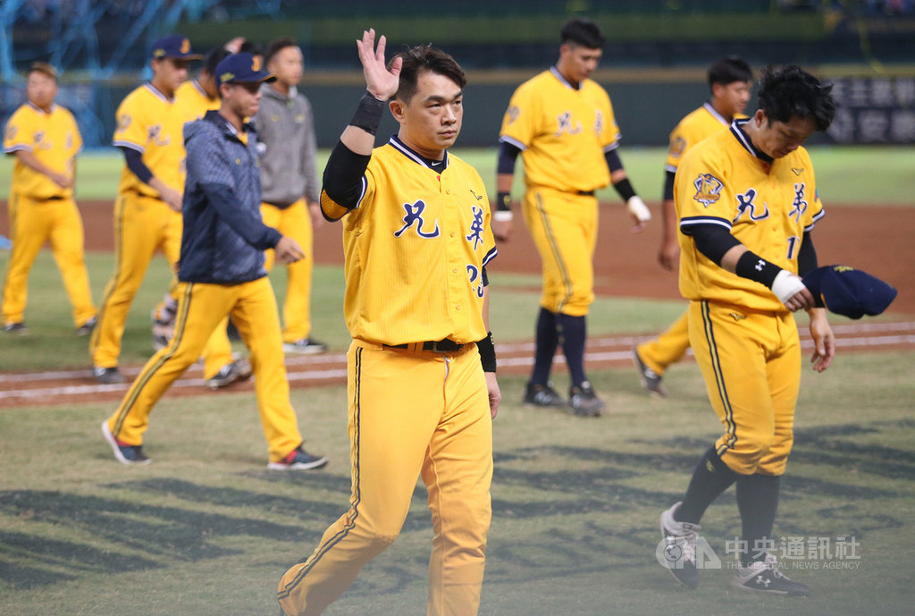 中職中信兄弟隊「恰恰」彭政閔(前中)19年球員生涯,在17日總冠軍賽9局最後一個打席正式劃下句點,可惜彭政閔還是沒能看到黃色封王彩帶,成為心中遺憾。中央社記者張新偉攝 108年10月18日