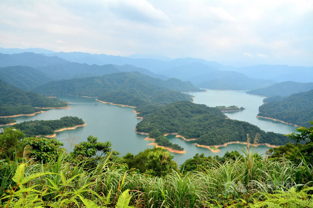 新北市石碇區有不少絕美秘境,千島湖、八卦茶園、鱷魚島都是不錯景點,群山擁抱翠綠湖水的景致超級夢幻,歡迎民眾走訪。圖為108年5月29日石碇鱷魚島美景。中央社記者黃旭昇攝 108年10月18日
