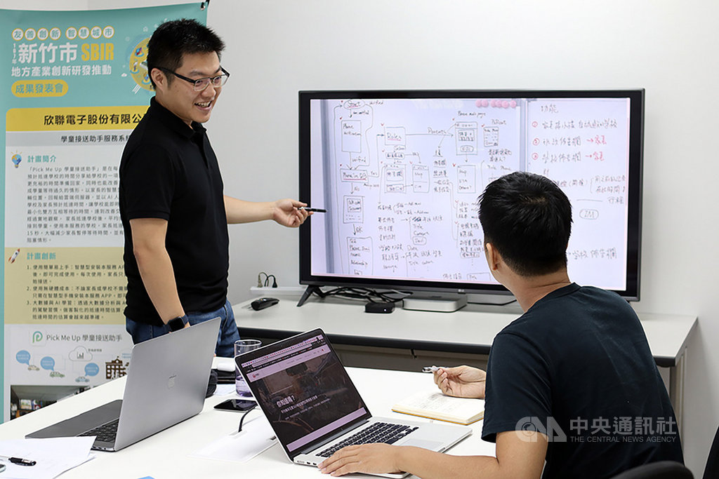 竹科廠商欣聯電子公司無償提供智慧接送助手App PickMeUp,能讓縣內就讀公立幼兒園及非營利幼兒園的幼兒家長使用,盼透過App應用縮短家長接送時間,讓親子擁有更多互動時光,新竹縣政府也將推廣使用。中央社記者郭宣彣攝 108年10月18日