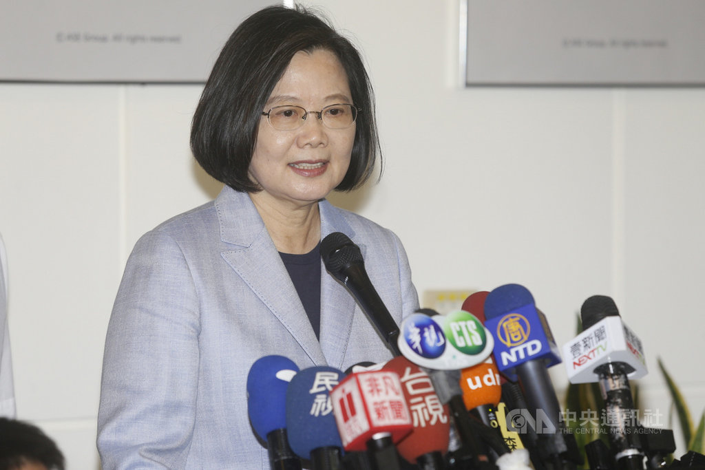 總統蔡英文(圖)18日南下高雄參訪日月光半導體公司K11廠,接受媒體聯訪時表示,身為總統參選人雖有一些選舉活動要做,但還是會把國政當做最優先項目。中央社記者董俊志攝 108年10月18日