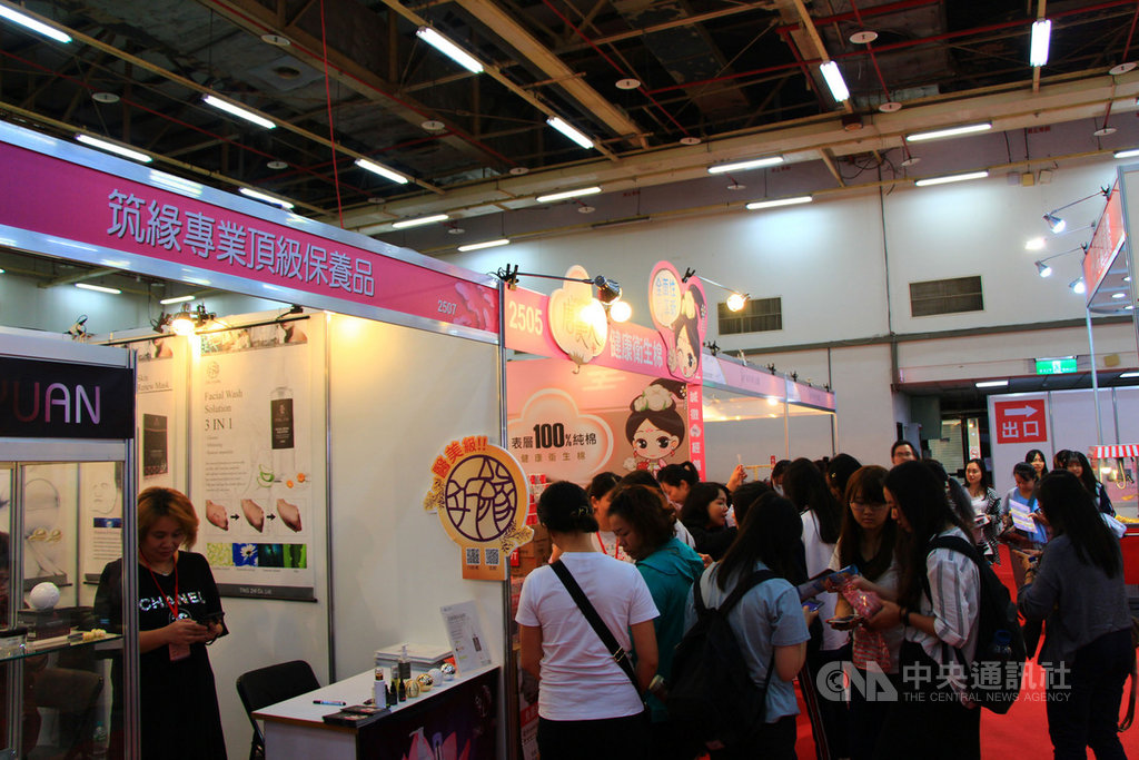 2019台中美容化妝品大展18日至21日在台中世貿中心登場,邀集上百家國內外醫學美容化妝品業者參展,共規劃150個展位。中央社記者蘇木春攝 108年10月18日
