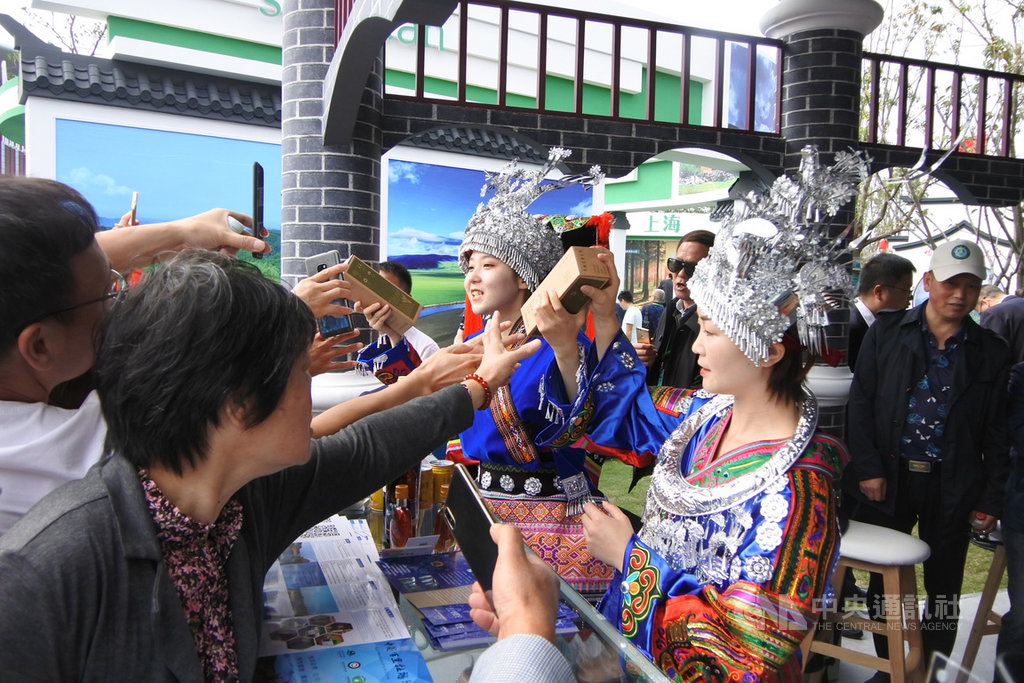 2019年中國森林旅遊節18日在江蘇南通登場。各省市展示森林旅遊風光和產品,圖中貴州館穿著民族服裝的工作人員特別受歡迎,遊客搶購相關農產品。中央社記者張淑伶南通攝 108年10月18日