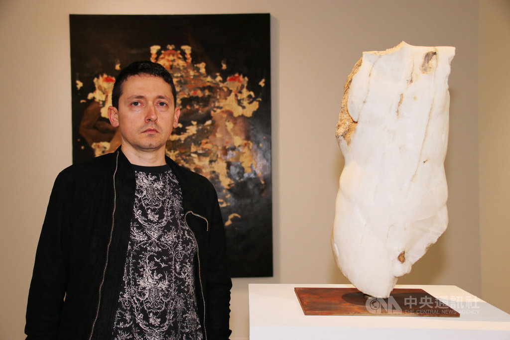 南投毓繡美術館邀請義大利當代寫實藝術家尼古拉.薩莫利(Nicola Samori)推出「食人之道」個展,展示他用油彩、硫磺、畫布、銅版、木板、瑪瑙等媒材所打造的18組作品,19日起正式開展。中央社記者蕭博陽南投縣攝 108年10月18日