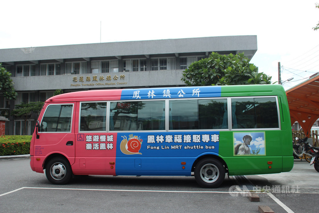 花蓮縣鳳林鎮公所今年獲補助,添購15人座中型巴士打造「幸福接駁專車」,往返公所與森榮、長橋、鳳信等部落,為鎮內幸福專車新添縱谷線。中央社記者張祈攝 108年10月18日