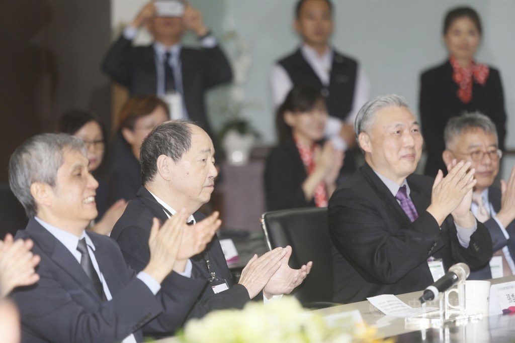 總統蔡英文18日南下高雄參訪日月光半導體公司K11廠,並聽取日光月營運簡報,與日月光半導體董事長張虔生(前左2)等主管座談,進行意見交流。中央社記者董俊志攝 108年10月18日