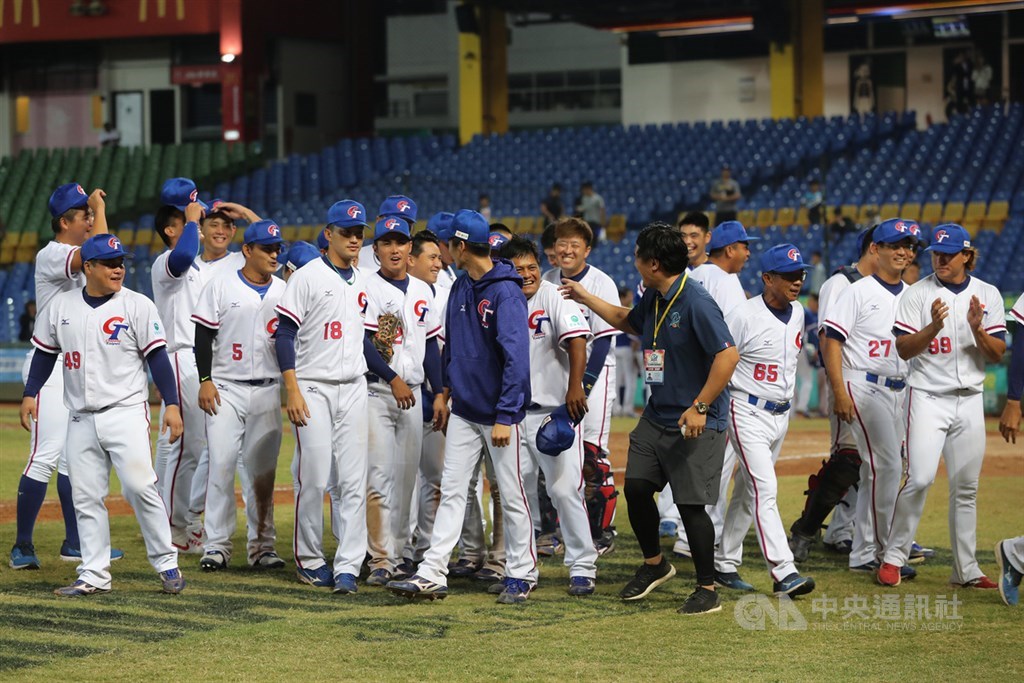 2019第29屆亞洲棒球錦標賽18日複賽賽程開打,中華隊晚間在台中洲際棒球場進行與韓國隊交手,終場以7比1拿下複賽首勝,球員們賽後場中開心互動。中央社記者張皓安攝 108年10月18日