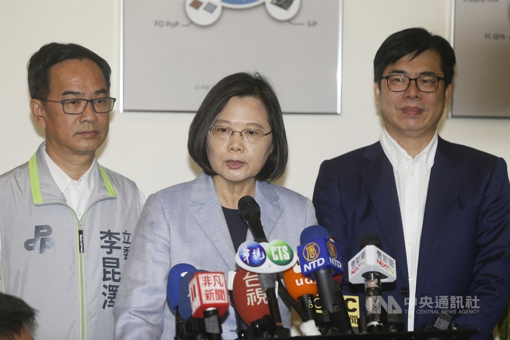 總統蔡英文(中)18日在行政院副院長陳其邁(右)、民進黨立委李昆澤(左)等人陪同下,前往高雄參訪日月光半導體公司K11廠,致詞時感謝日月光以台灣為基地積極投資台灣;她表示,今天陪同她來的人都與高雄有關係,請大家不要擔心,中央政府絕對聽到高雄的聲音。中央社記者董俊志攝 108年10月18日