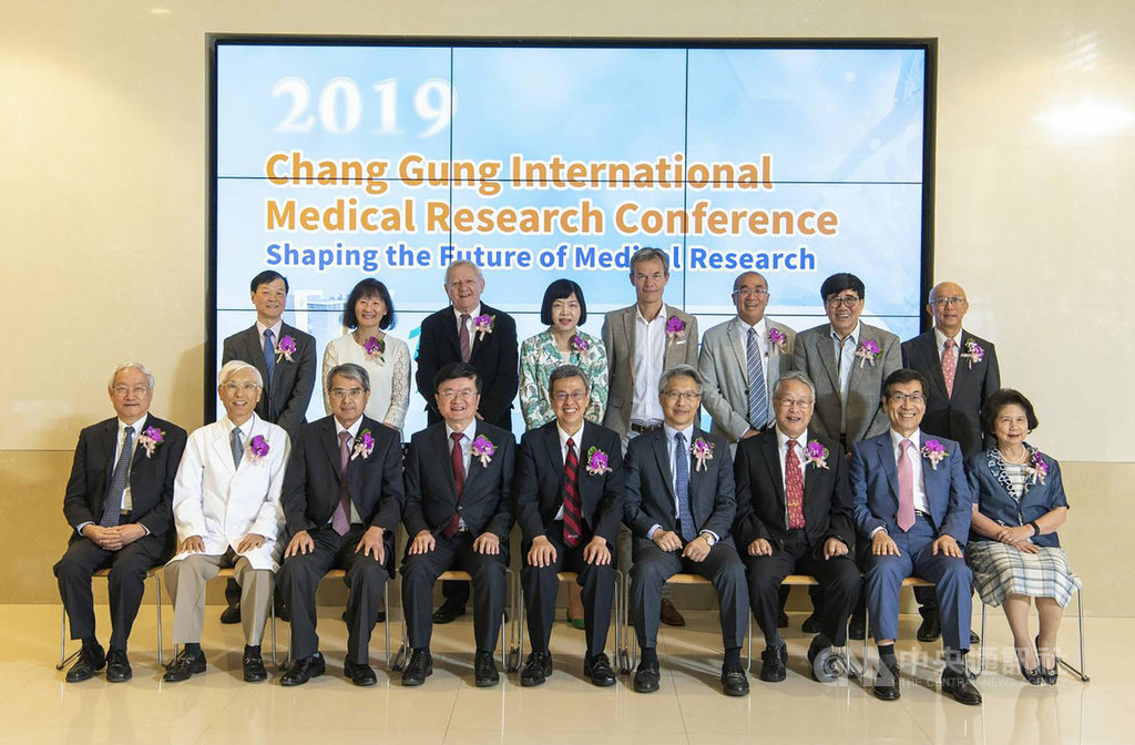副總統陳建仁(前中)18日出席「塑造醫學研究未來」國際醫學研究研討會時表示,新穎的科學發現和創新的轉譯研究,使未來醫學有很大轉變,由被動疾病治療轉為主動的健康促進及疾病預防。(林口長庚紀念醫院提供)中央社 108年10月18日