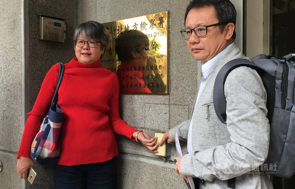 媒體人黃光芹(左)與前民進黨立委賴坤成(右)18日前往新北地檢署,按鈴控告國民黨總統參選人韓國瑜妨害名譽。中央社記者黃旭昇新北攝 108年10月18日