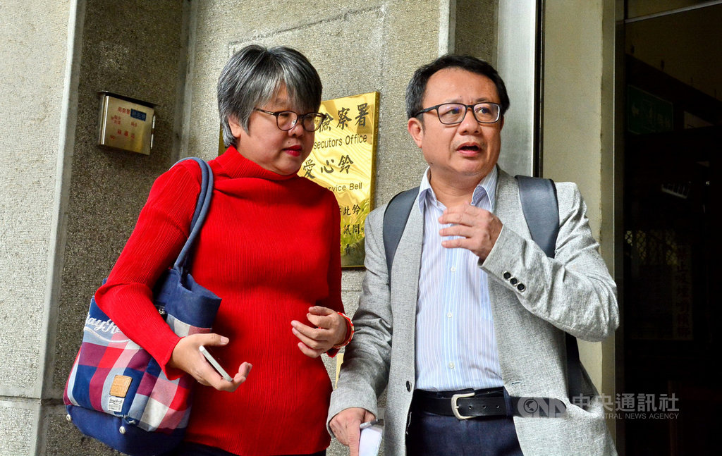 媒體人黃光芹(左)與前民進黨立委賴坤成(右)18日控告國民黨總統參選人韓國瑜妨害名譽,具體要求韓國瑜出庭,說明演講造勢場合中所指稱的「名嘴拿黑錢」的名嘴是誰。中央社記者黃旭昇新北攝 108年10月18日
