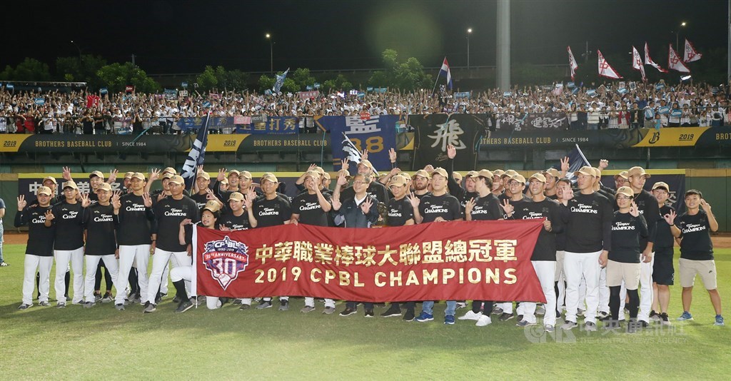 2019中職總冠軍賽關鍵第5戰17日晚間在台中開打,Lamigo桃猿隊全場21安、5轟,終場以20比3血洗中信兄弟隊,完成隊史首度3連霸。中央社記者張新偉攝 108年10月18日
