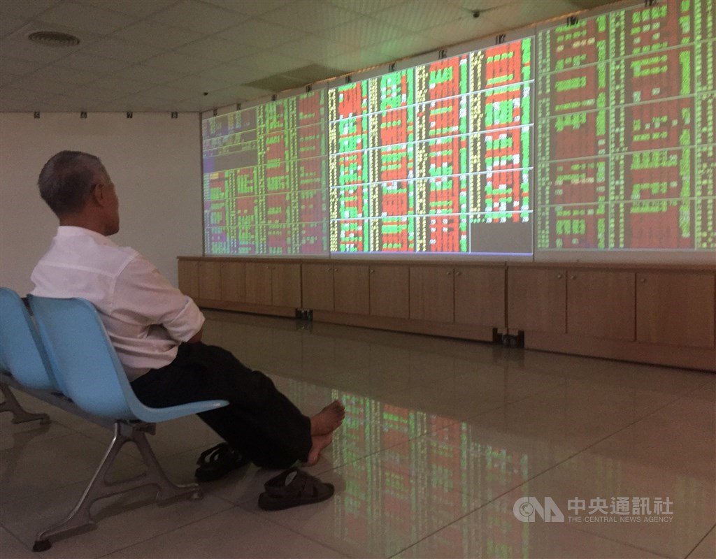 台北股市18日開高走低,收盤跌6.66點,為11180.22點,跌幅0.06%,成交金額新台幣1449.44億元。(中央社檔案照片)