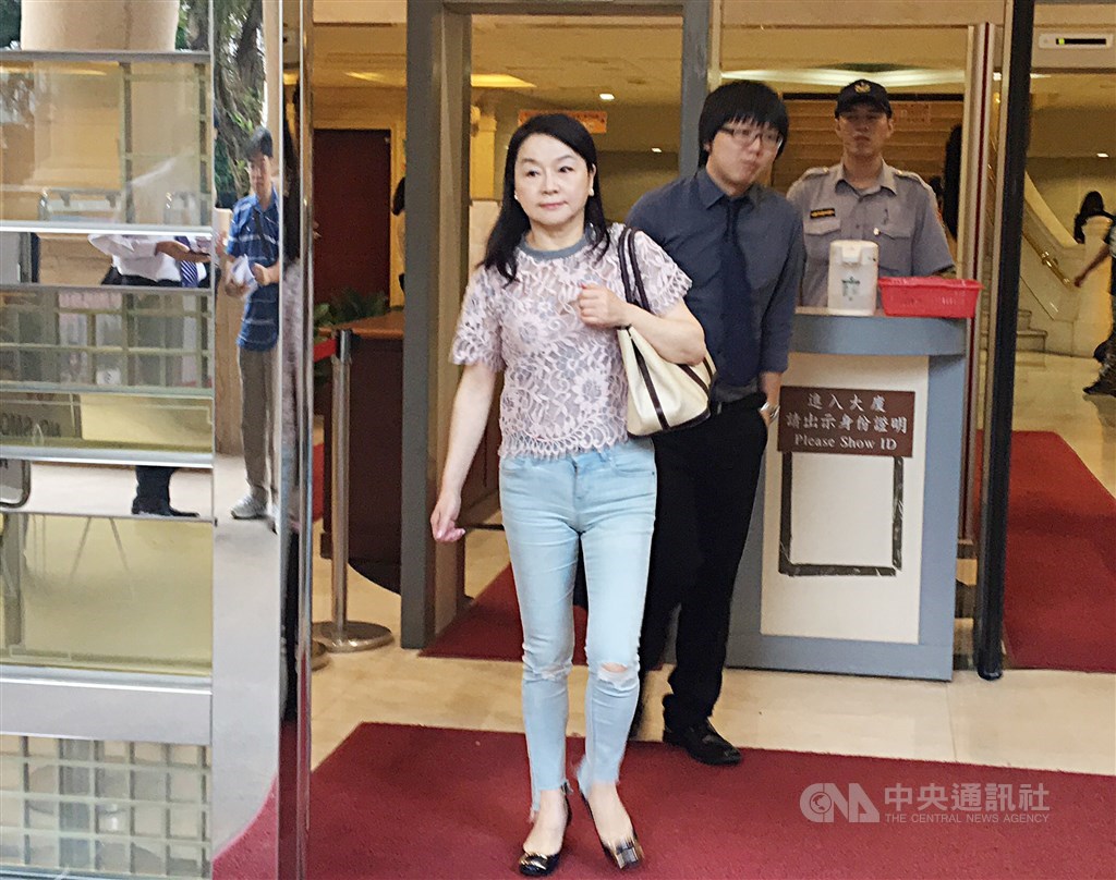 媒體人周玉蔻(前)、新台灣人文教基金會上訴第三審,最高法院認為,是否應在美麗島電子報刊登澄清稿仍須調查,此部分發回高院更審,駁回其餘上訴,因此判決周玉蔻應在自由時報、蘋果日報刊登澄清稿確定。(中央社檔案照片)