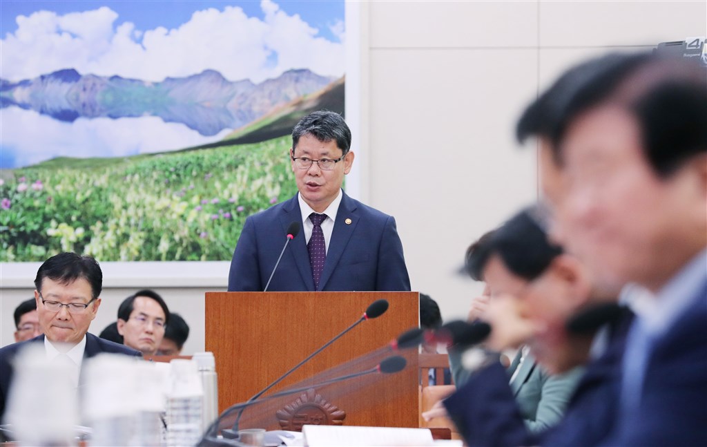南韓統一部長金煉鐵(中)17日在國會接受外交統一委員會的國政監察時表示,可以視具體條件和環境考慮解除「五二四對北韓制裁措施」。(韓聯社提供)