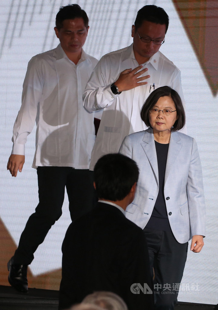 中華文化總會會長、總統蔡英文(右)18日晚間在台北出席2019第10屆總統文化獎頒獎典禮,致詞後並未登台頒發獎項,隨即離去。中央社記者鄭傑文攝 108年10月18日