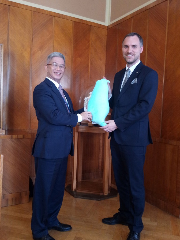 外交部次長徐斯儉(左)14日會晤布拉格市長賀瑞普(右),將台灣造型的頸枕當見面禮。(駐捷克代表處提供)中央社記者林育立柏林傳真 108年10月15日