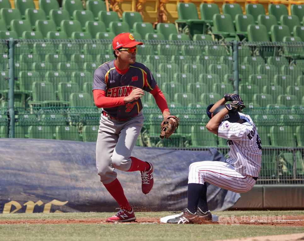 2019亞洲棒球錦標賽18日起在台中洲際球場進行複賽賽程,日本隊(白衣)中午與中國隊(灰衣)交手,終場由日本以11比1獲勝。中央社記者謝靜雯攝 108年10月18日