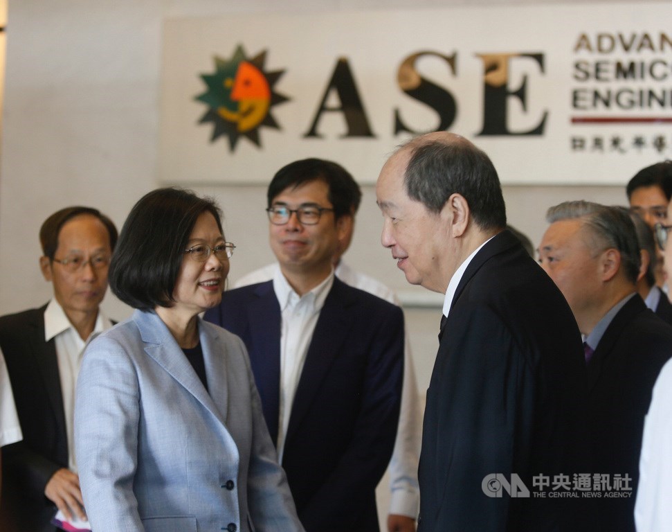 總統蔡英文(前左)18日南下高雄,由日月光半導體董事長張虔生(前右)陪同,參訪日月光半導體公司K11廠。中央社記者董俊志攝 108年10月18日