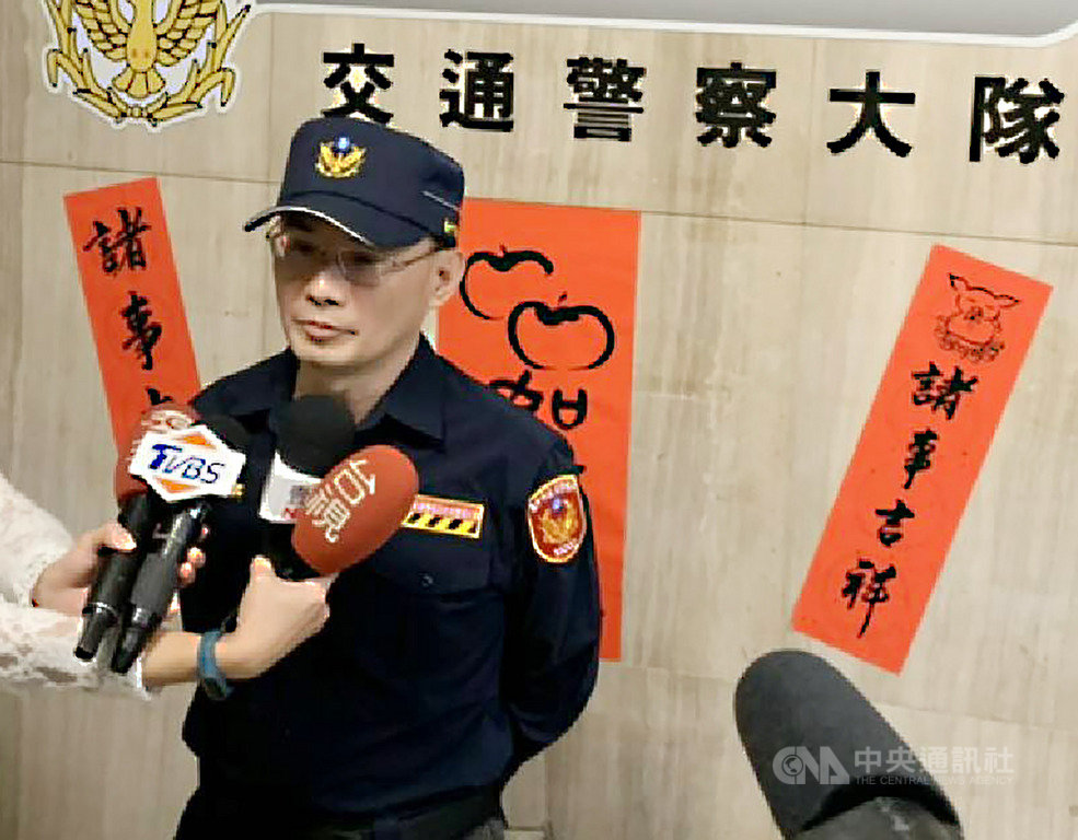 台中市警察局交通大隊一名辛姓員警,18日執勤時遭大樓清潔員濺濕衣服,向對方索討清洗費,副大隊長林鉦哲(圖)受訪表示,對於員警不妥行為將檢討調查。(警方提供)中央社記者蘇木春傳真 108年10月18日