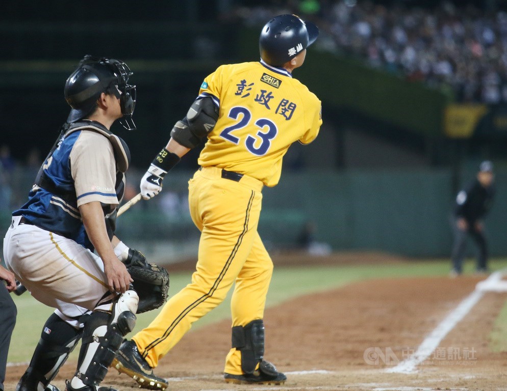 中職中信兄弟隊「恰恰」彭政閔(黃衣者)19年的球員生涯,在17日2019總冠軍賽9局最後一個打席結束後,也正式畫下句點。中央社記者張新偉攝 108年10月18日