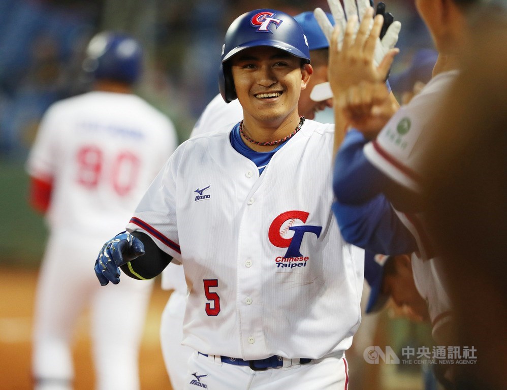 2019亞錦賽複賽18日在台中洲際棒球場開打,中華隊晚間迎戰韓國隊,投打發揮,陣中旅美選手林子偉單場3安好表現,助隊以7比1奪勝。中央社記者張皓安攝 108年10月18日