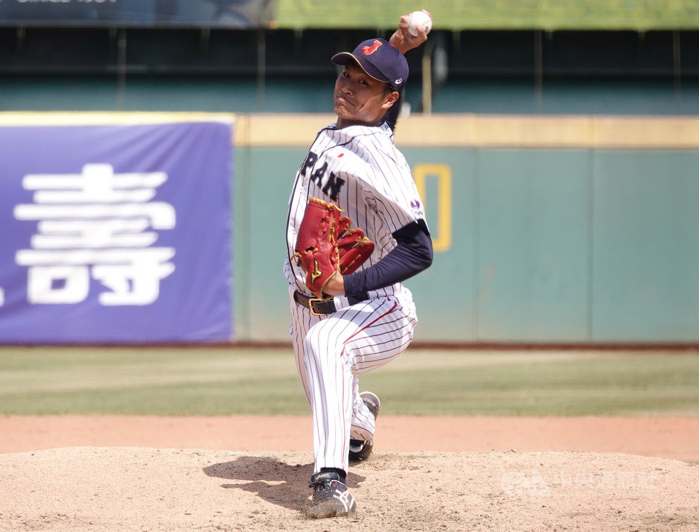 2019第29屆亞洲棒球錦標賽複賽開打第2天,日本隊19日中午與韓國隊交手,日本先發投手阿部翔太好投率隊奪勝,助隊以5戰全勝之姿晉級冠軍戰。中央社記者謝靜雯攝 108年10月19日