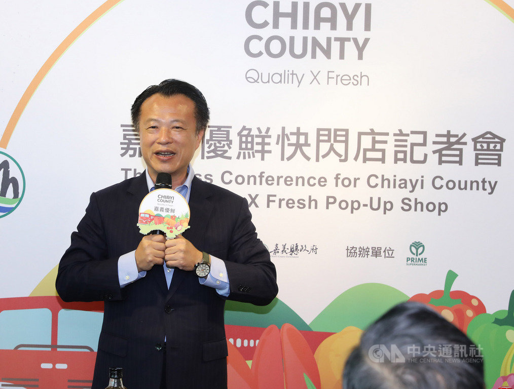 嘉義縣政府與新加坡百美超市首度合作,圖為縣長翁章梁在百美超市MAHOTA KITCHEN 809舉行記者會,讓嘉義農特產品進軍新加坡。中央社記者黃自強新加坡攝 108年10月19日